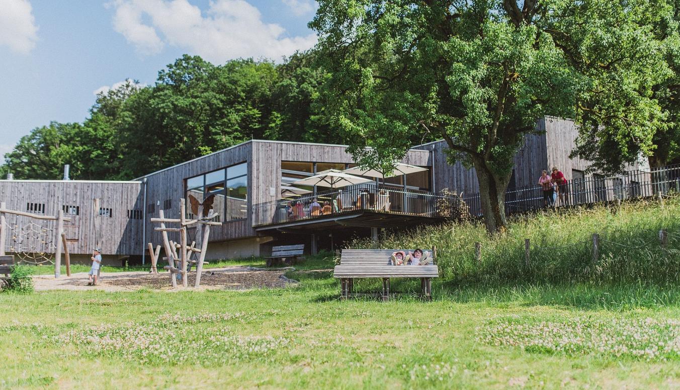 Holzgebäude mit Liegeflächen außen