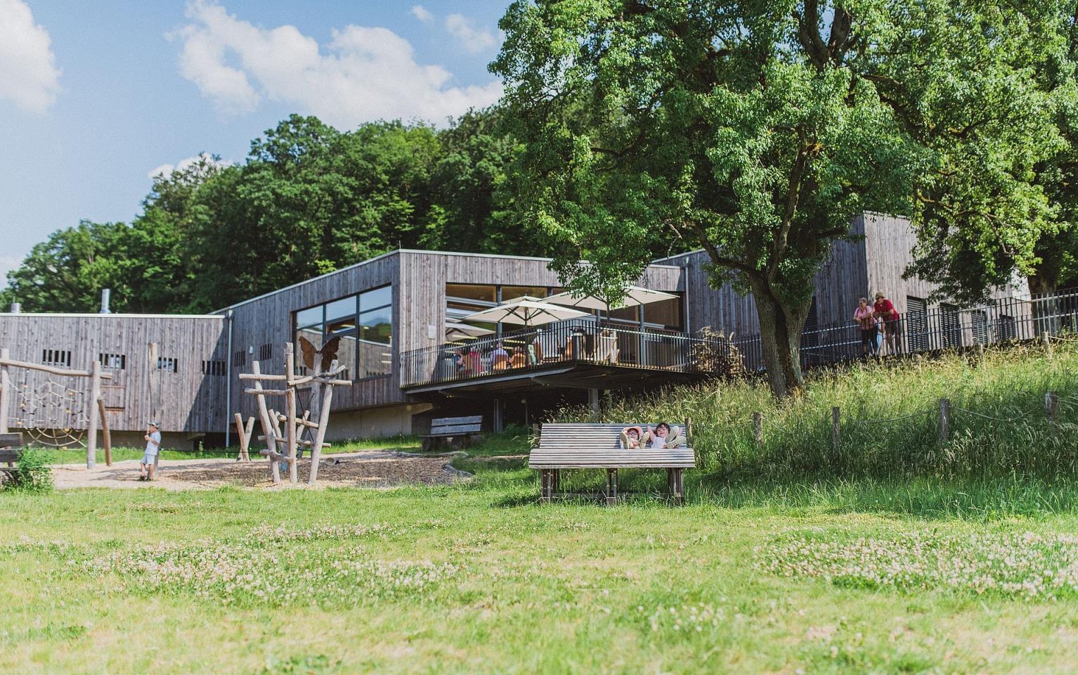 Holzgebäude mit Liegeflächen außen