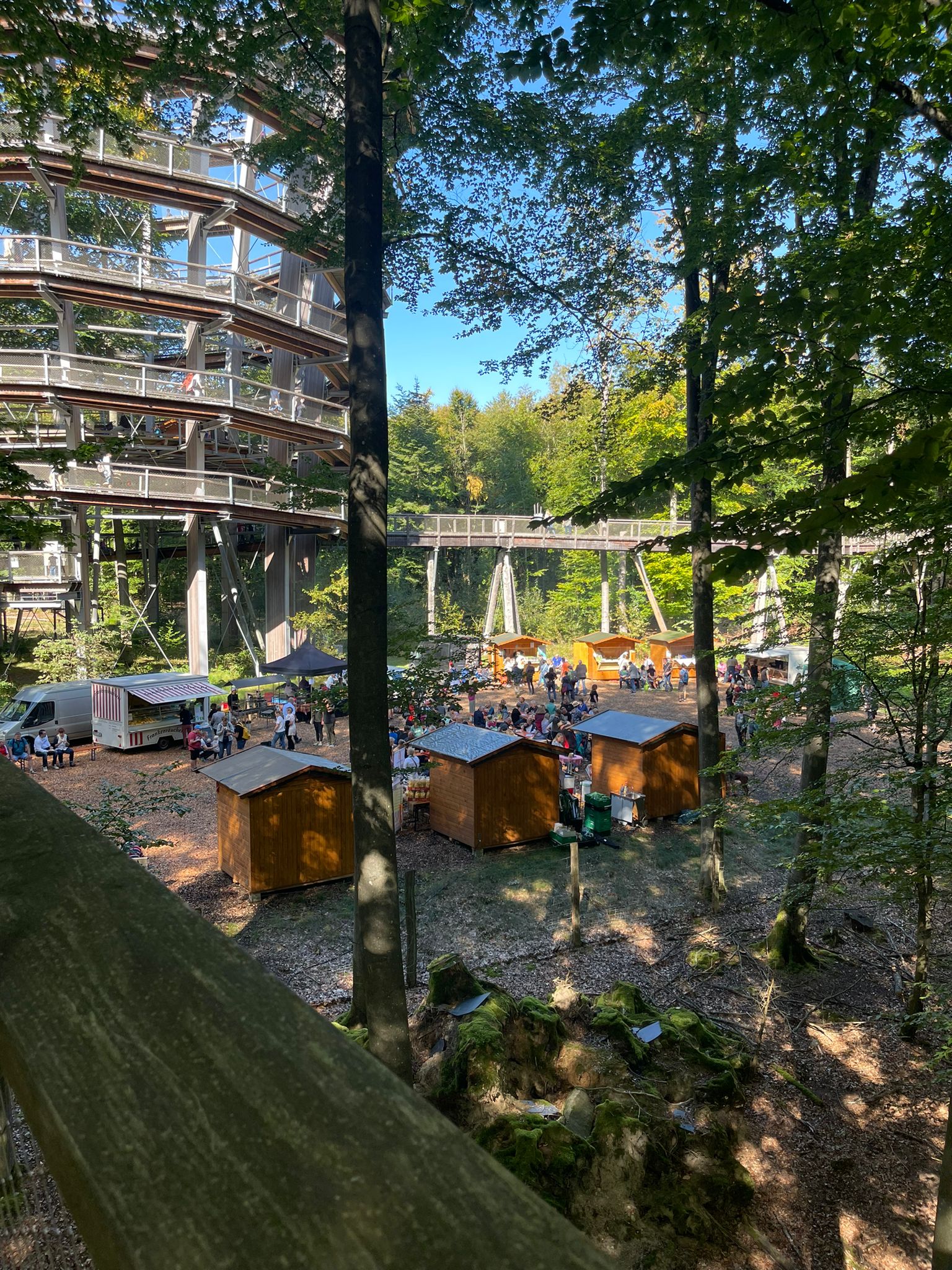 Blick auf den Marktplatz am Fuße des Baumwipfelpfad Steigerwald