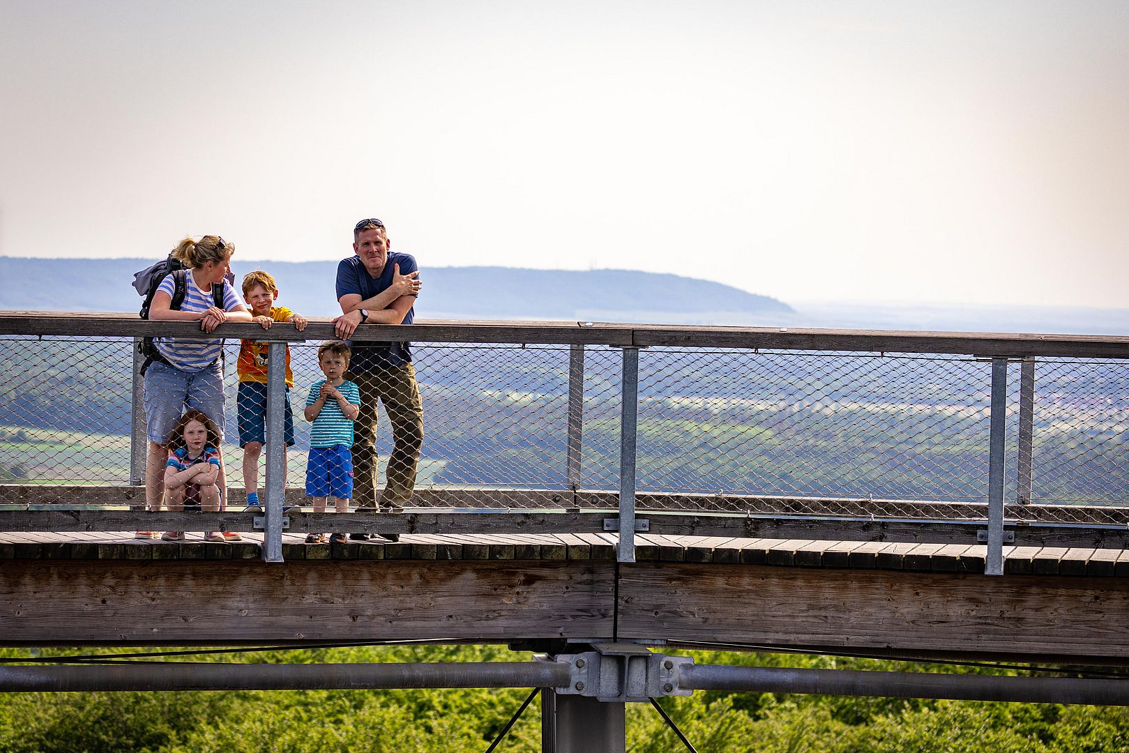 Eine Familie am Baumwipfelpfad